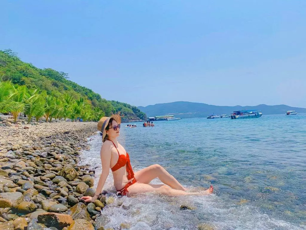 Du khách chụp ảnh check in tại Bãi Tranh Nha Trang - Tour Nha Trang 3 ngày 2 đêm