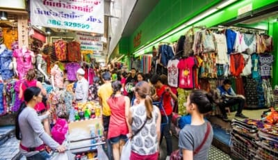 Mua quà lưu niệm khi tham gia tour Thái Lan