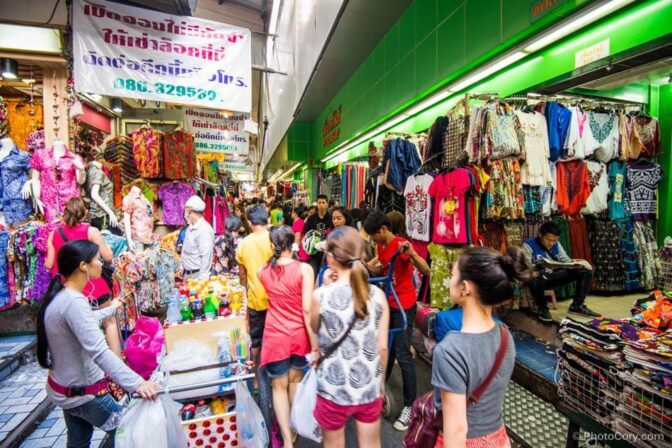 Mua quà lưu niệm khi tham gia tour Thái Lan