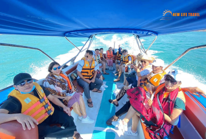 Tour-3-dao-Nha-Trang-Mini-beach-9