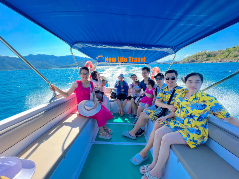 Du khách tham gia tour 3 đảo Nha Trang