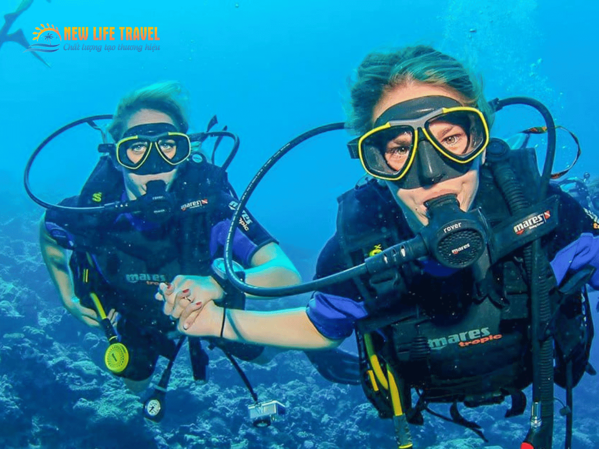 Du khách trải nghiệm lặn biển Scuba Diving (lặn bằng bình khí)