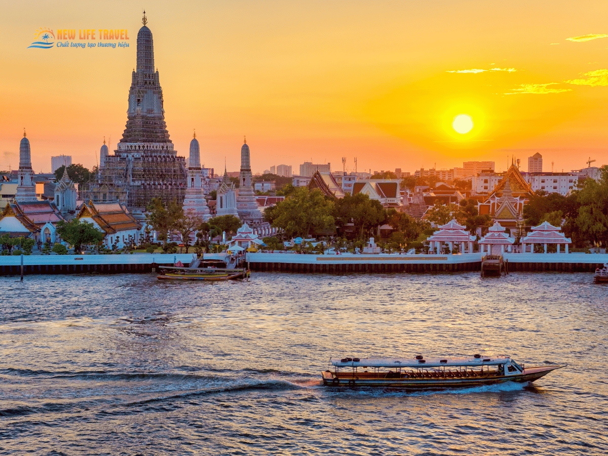 Sông Chao Phraya gần Central World Bangkok