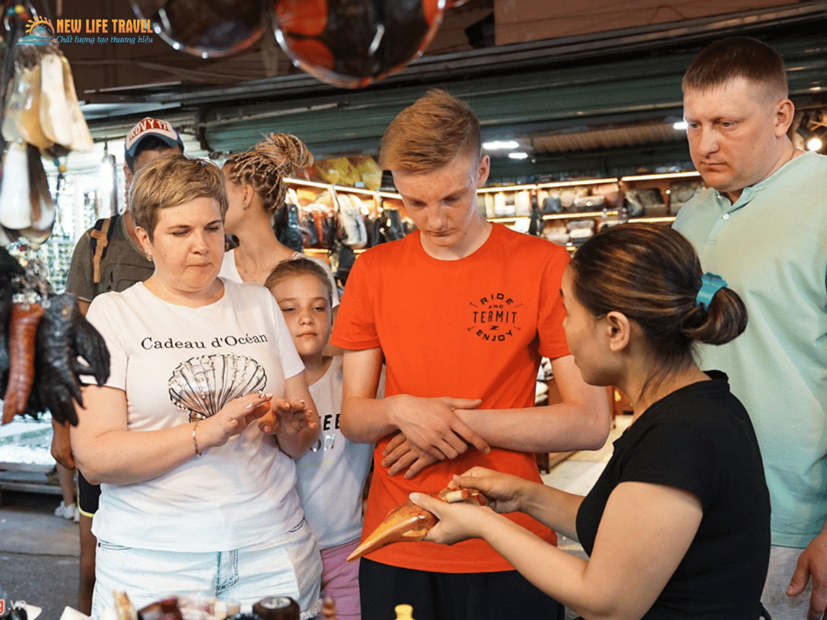 Du khách đang được tư vấn về các món quà lưu niệm tại chợ đêm Nha Trang