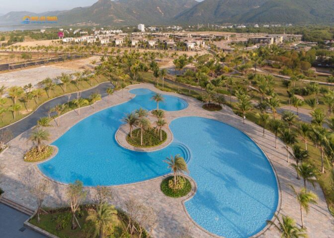 Hồ bơi tại Aquamarine Resort Cam Ranh