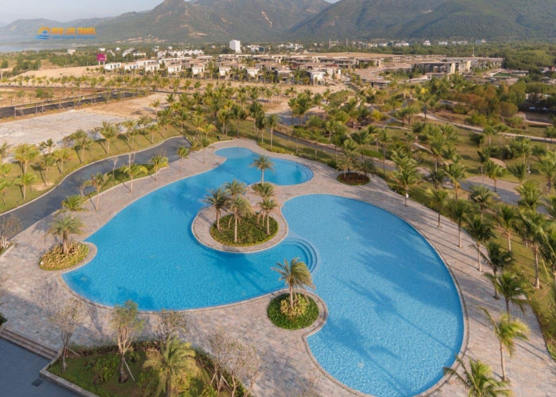 Hồ bơi tại Aquamarine Resort Cam Ranh