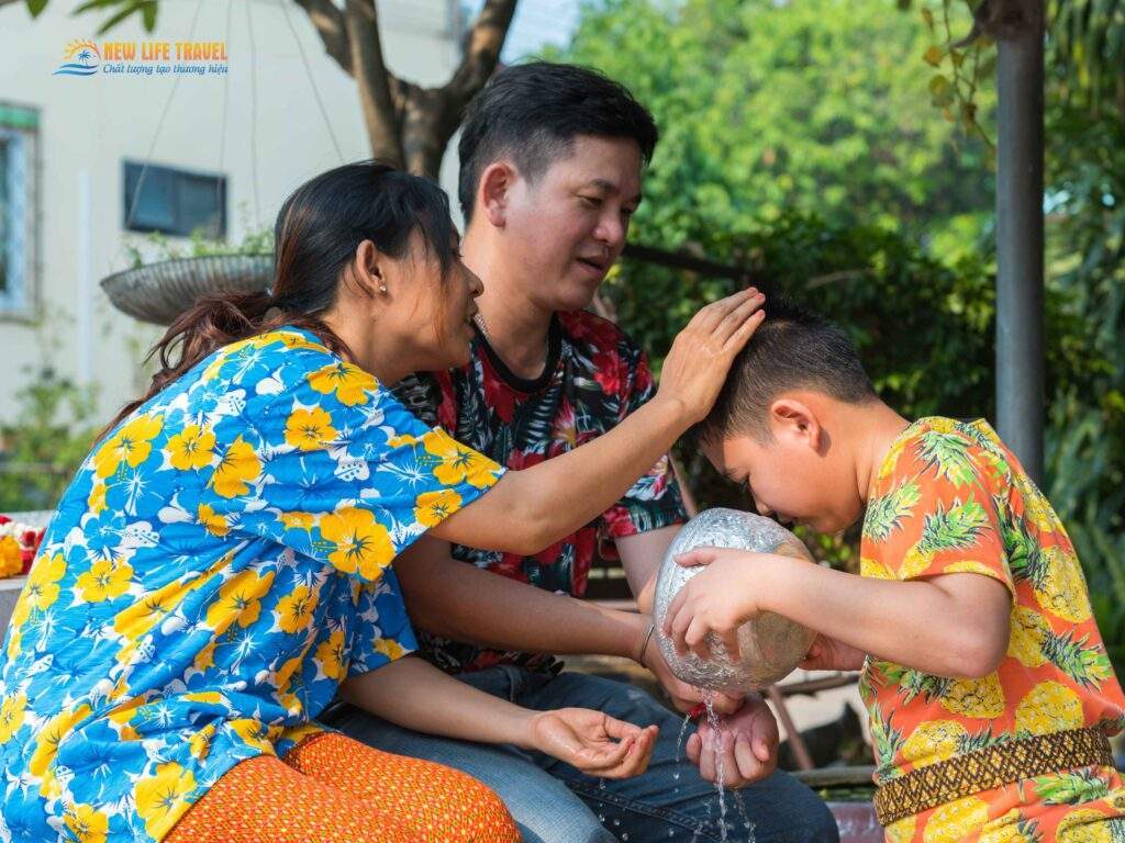 Người Thái Lan cầu phước lành từ các vị trưởng bối