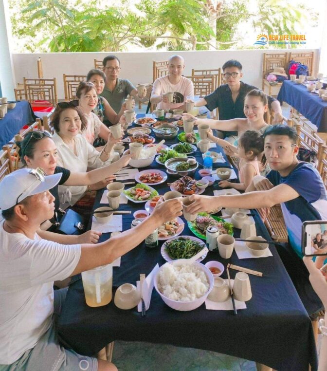 du khách ăn trưa tại Mini Beach
