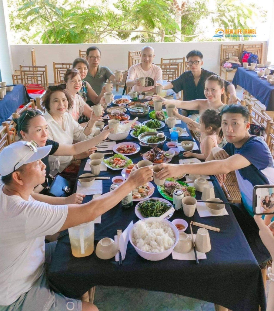 du khách ăn trưa tại Mini Beach
