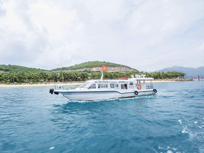 Tàu cao tốc di chuyển từ cảng Hòn Tằm đến Đảo