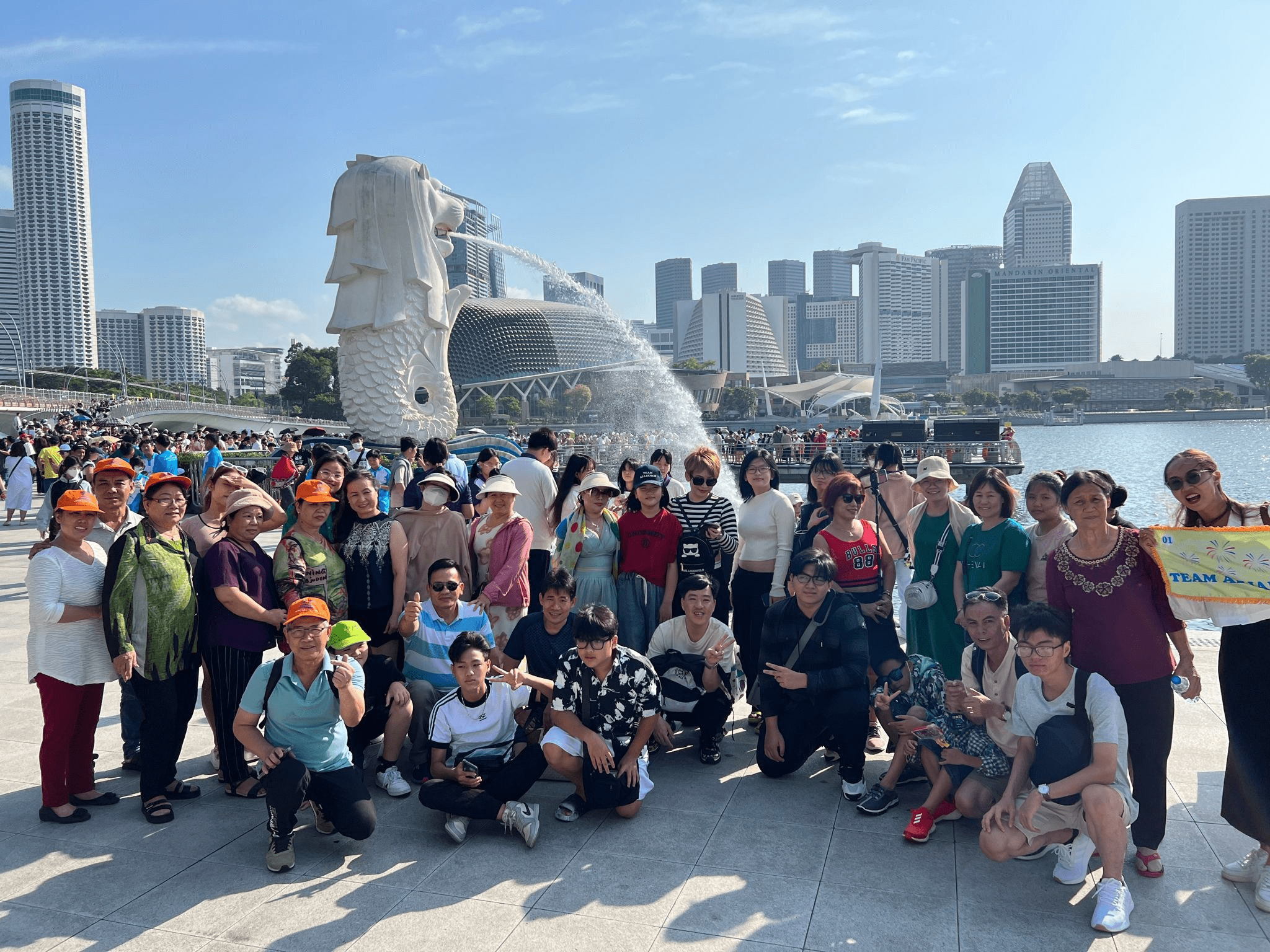 Du khách New Life Travel chụp ảnh check in tại công viên Sư Tử Biển Singapore