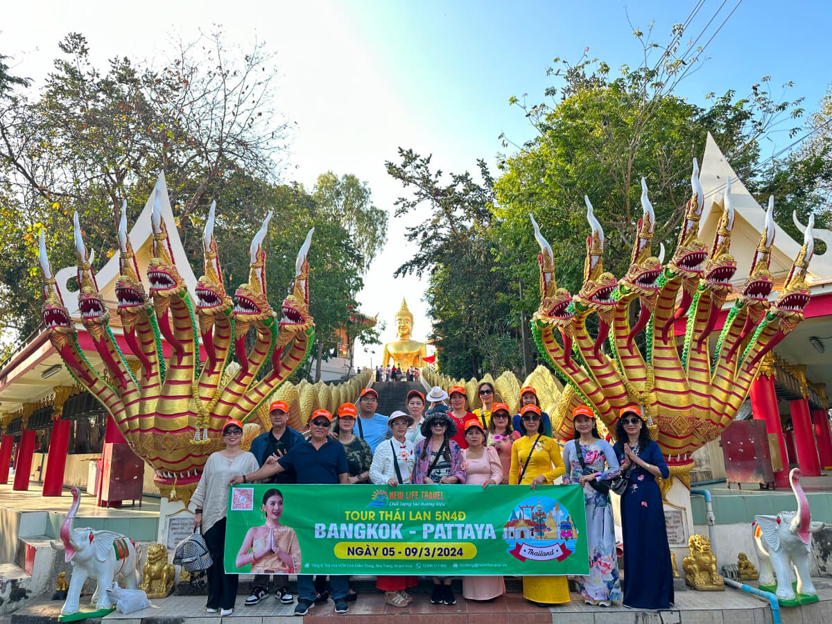 Du khách check in tại chùa Phật Lớn Phra Khao Yai - Tour Thái Lan 4N3Đ