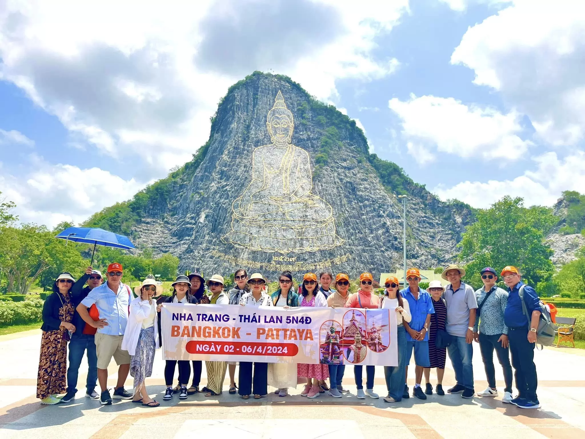 Đoàn du khách du lịch Thái Lan check in tại Khao Chee Chan (Trân Bảo Phật Sơn)