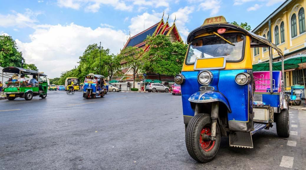 Du khách có thể di chuyển bằng xe Tuk tuk đến Central World Bangkok