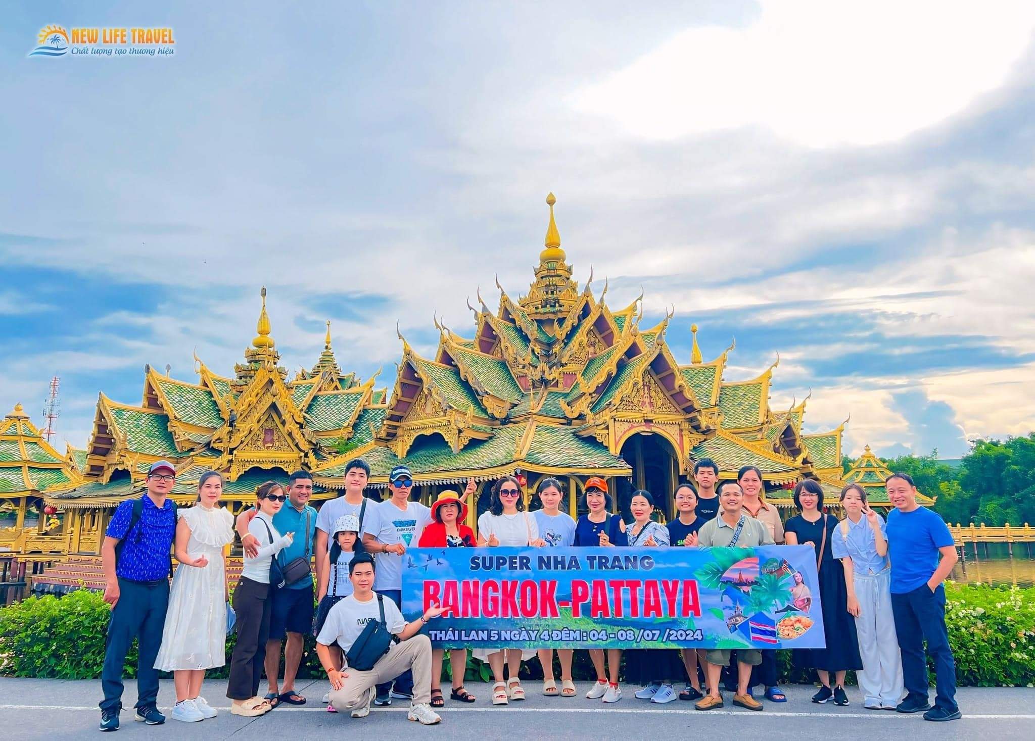 Đoàn du khách check in tại Ancient City Muang Boran - du lịch Thái Lan theo tour