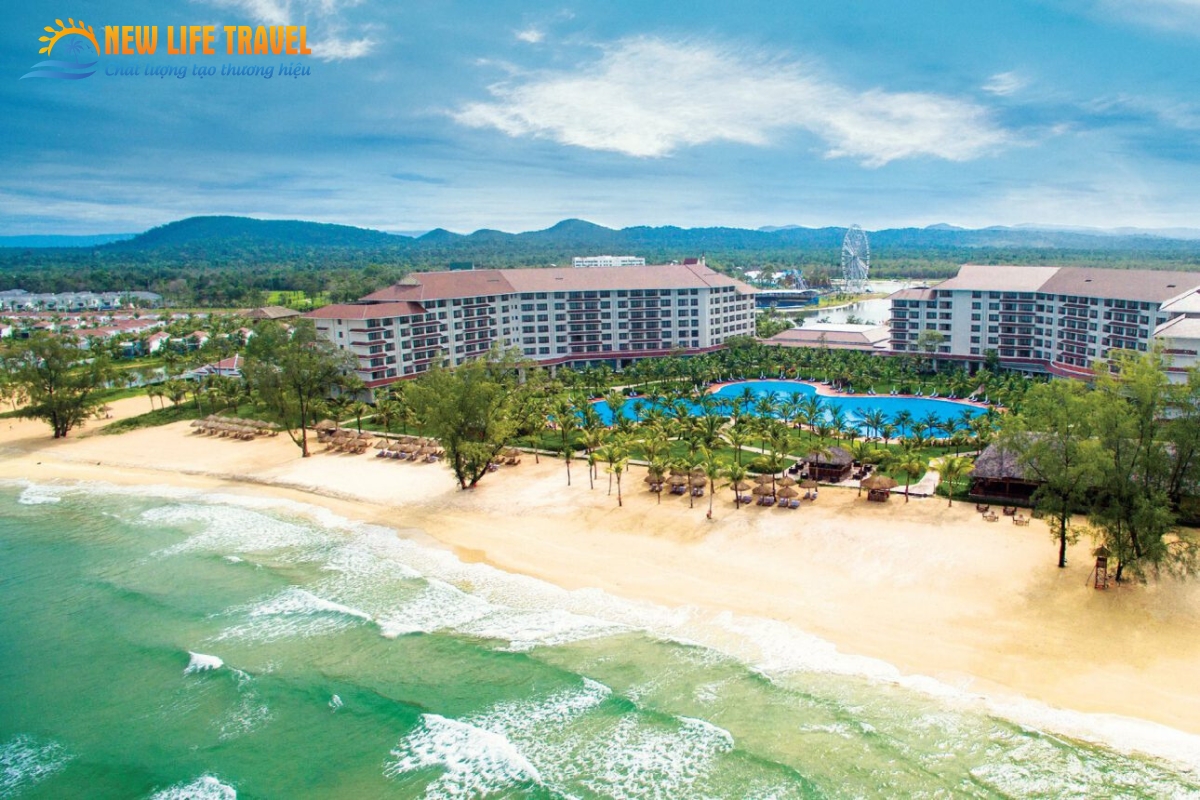 Hình ảnh hồ bơi rộng lớn tại Vinpearl Resort & Spa Phú Quốc