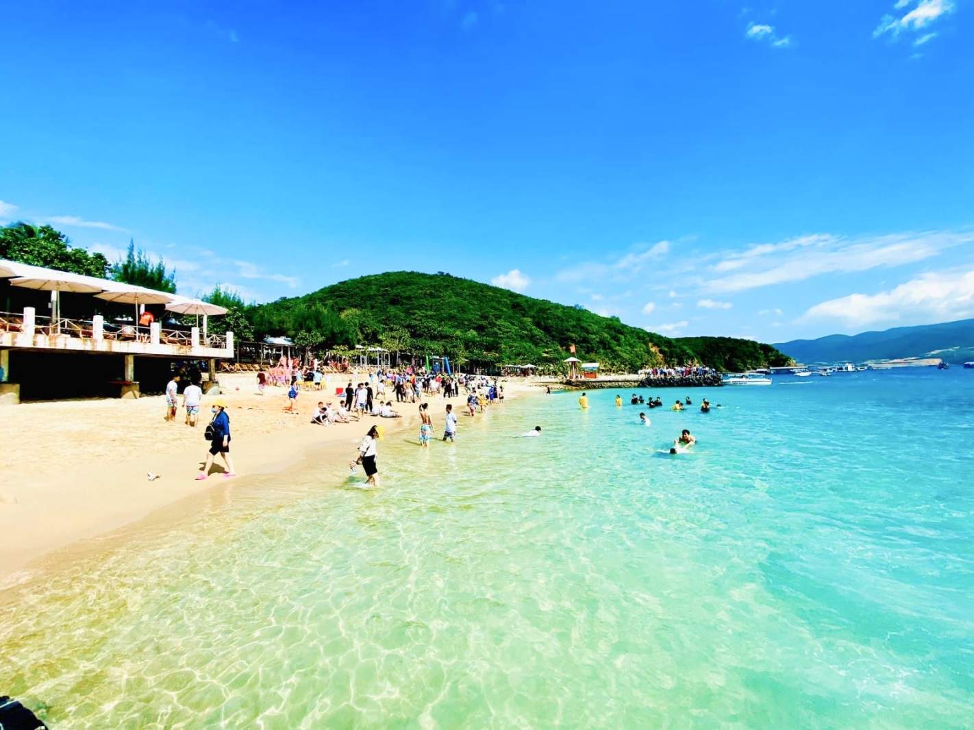 Du khách tham quan tắm biển tại Bãi Tranh Nha Trang