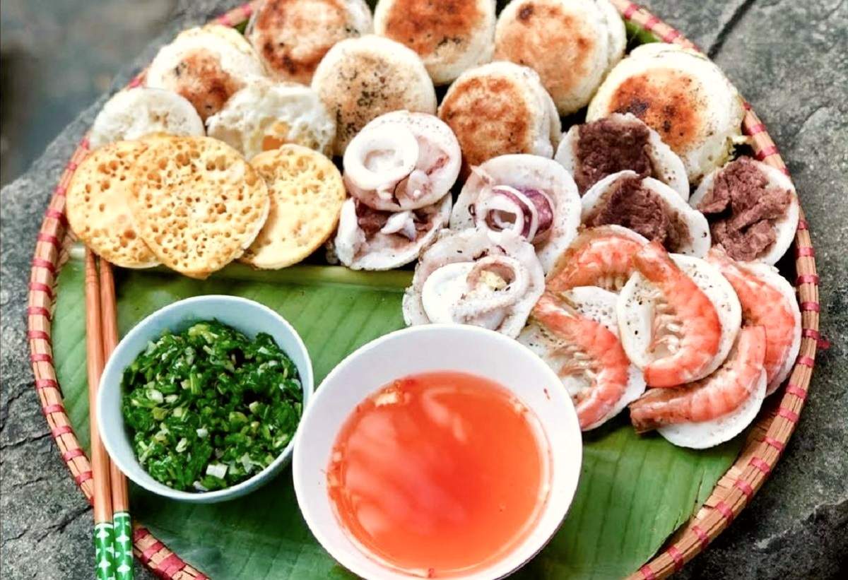 Bánh căn mực, tôm, trứng - đảo Bình Hưng