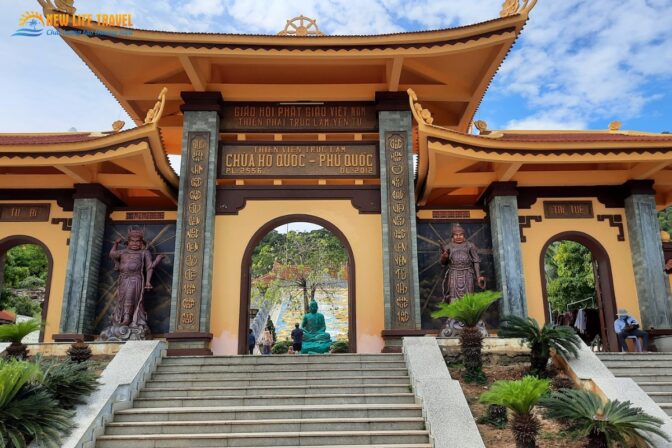 cong-tam-quan-chua-ho-quoc