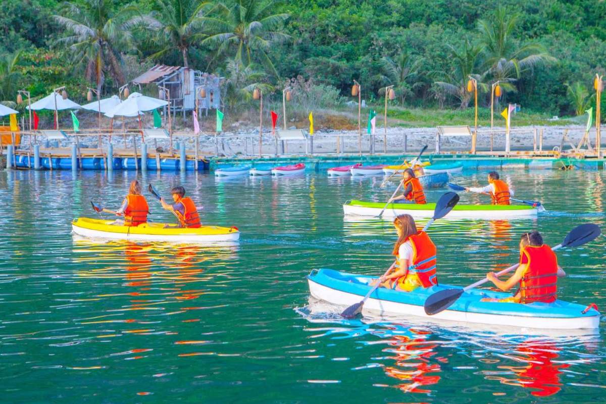 Du khách trải nghiệm chèo thuyền trên đảo Robinson Nha Trang