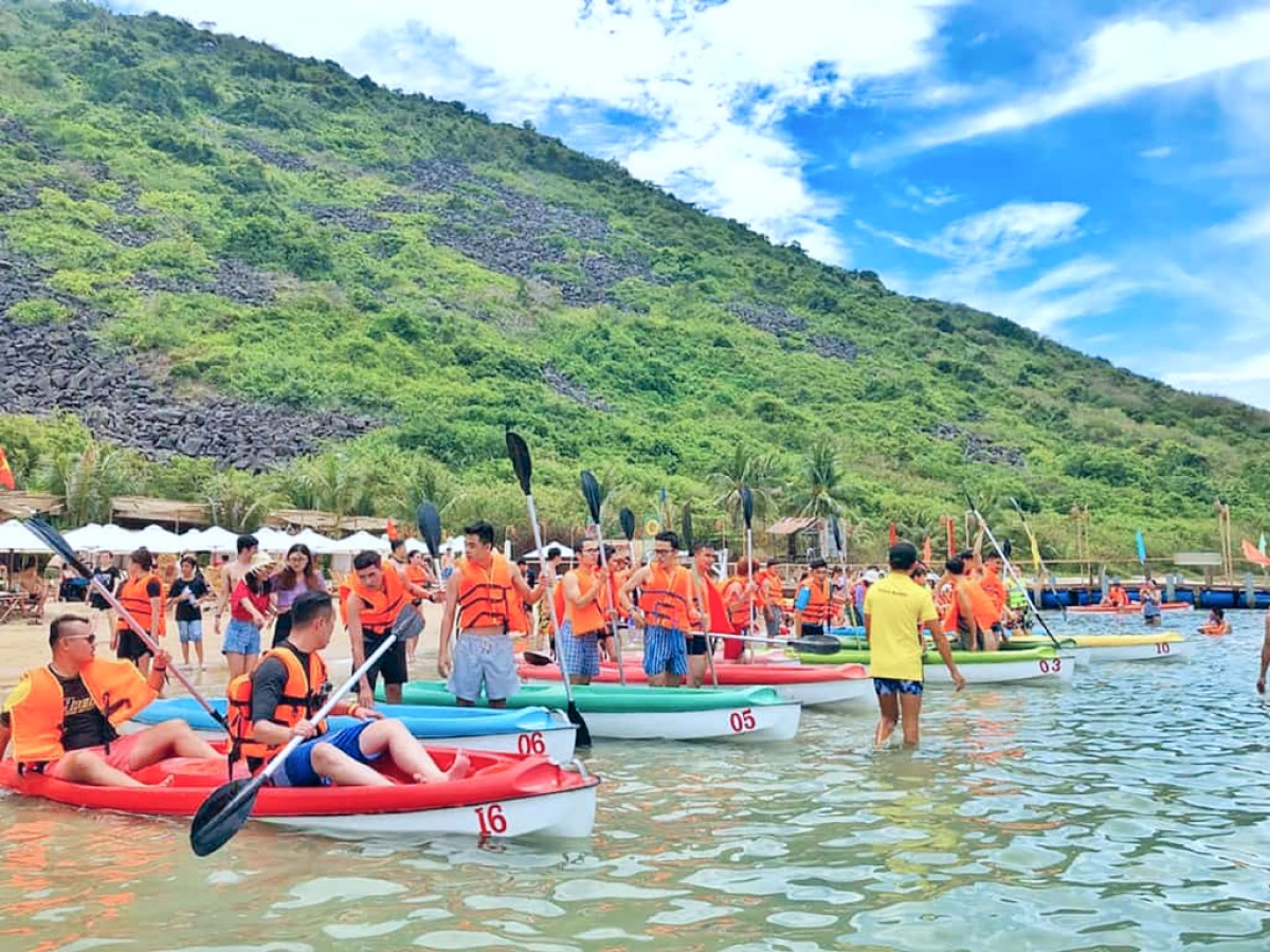 Du khách trải nghiệm đua thuyền tại đảo Robinson - Tour 3 đảo Nha Trang