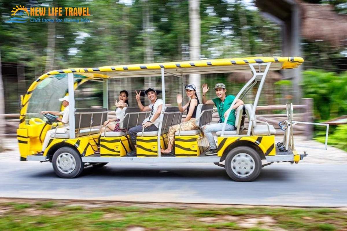 Du khách tham quan vườn thú tại Vinpearl Safari bằng xe điện