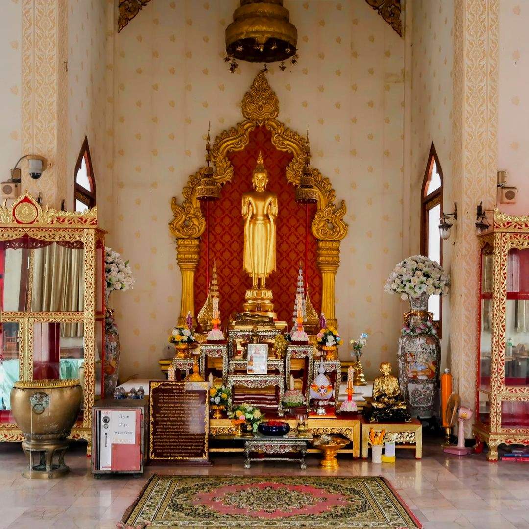 Bên trong Chùa Thuyền Wat Yannawa - tại Bangkok Thái Lan