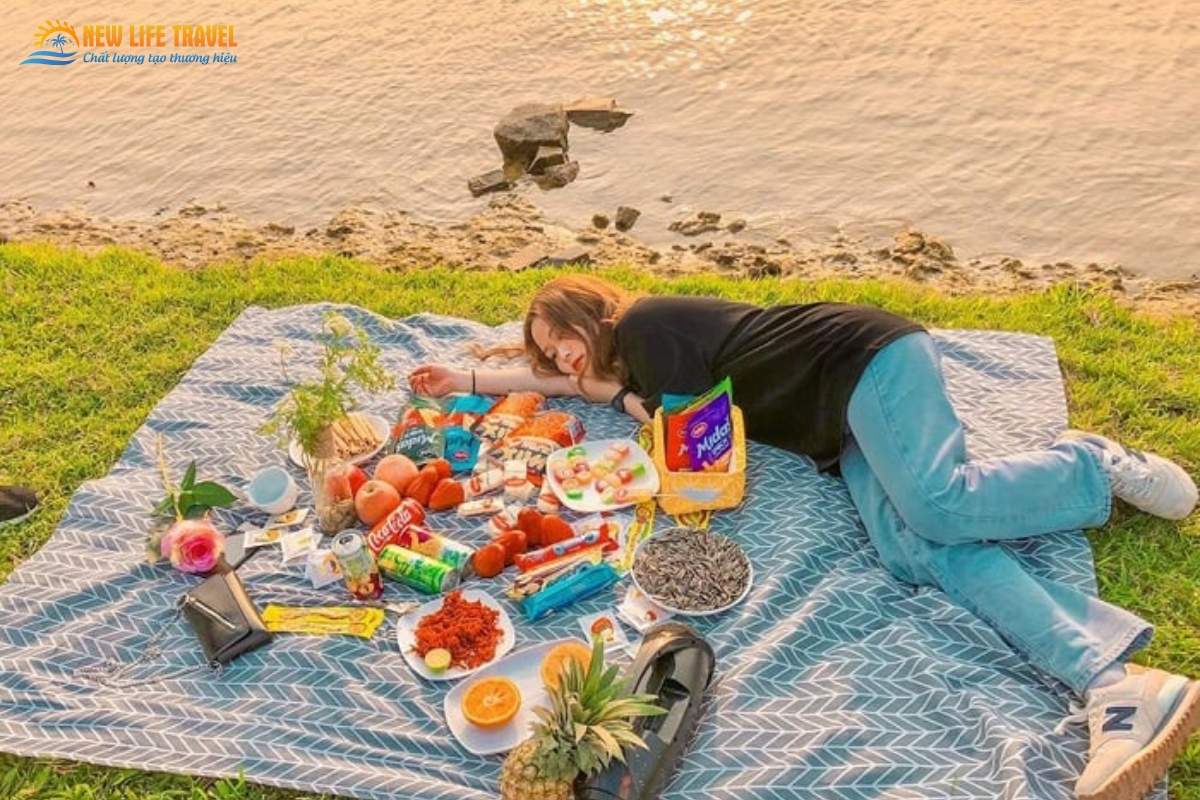 Hình ảnh mô tả hoạt động picnic tại hồ Kênh Hạ