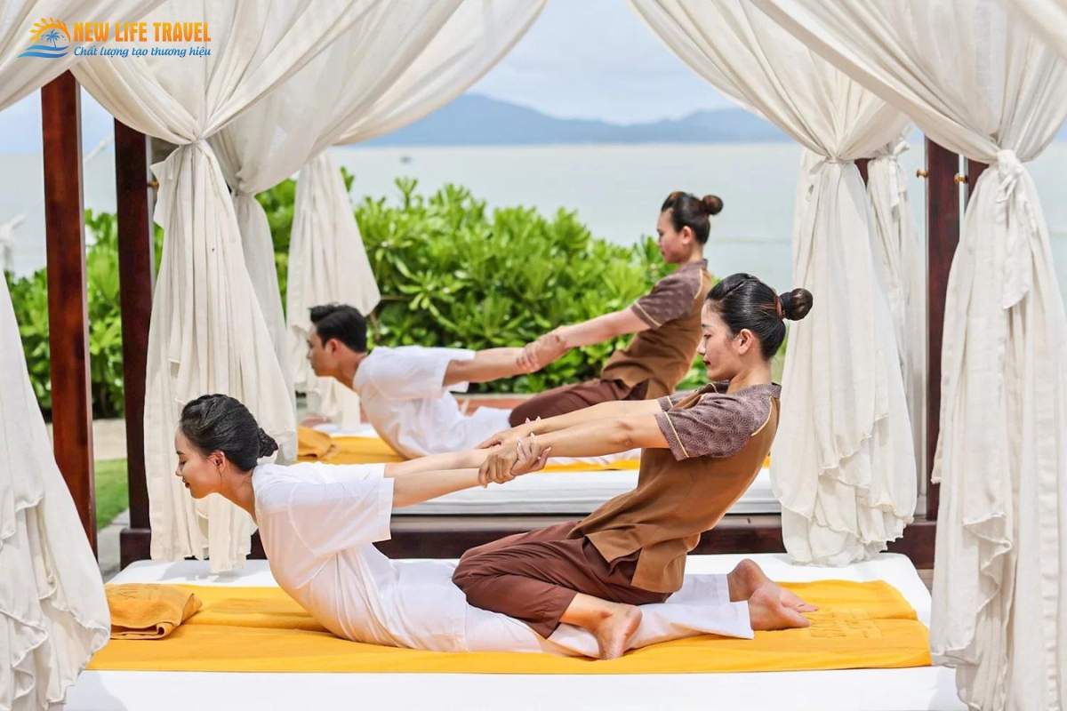 Du khách trải nghiệm Massage Thái Lan cổ truyền sau một ngày mệt mỏi