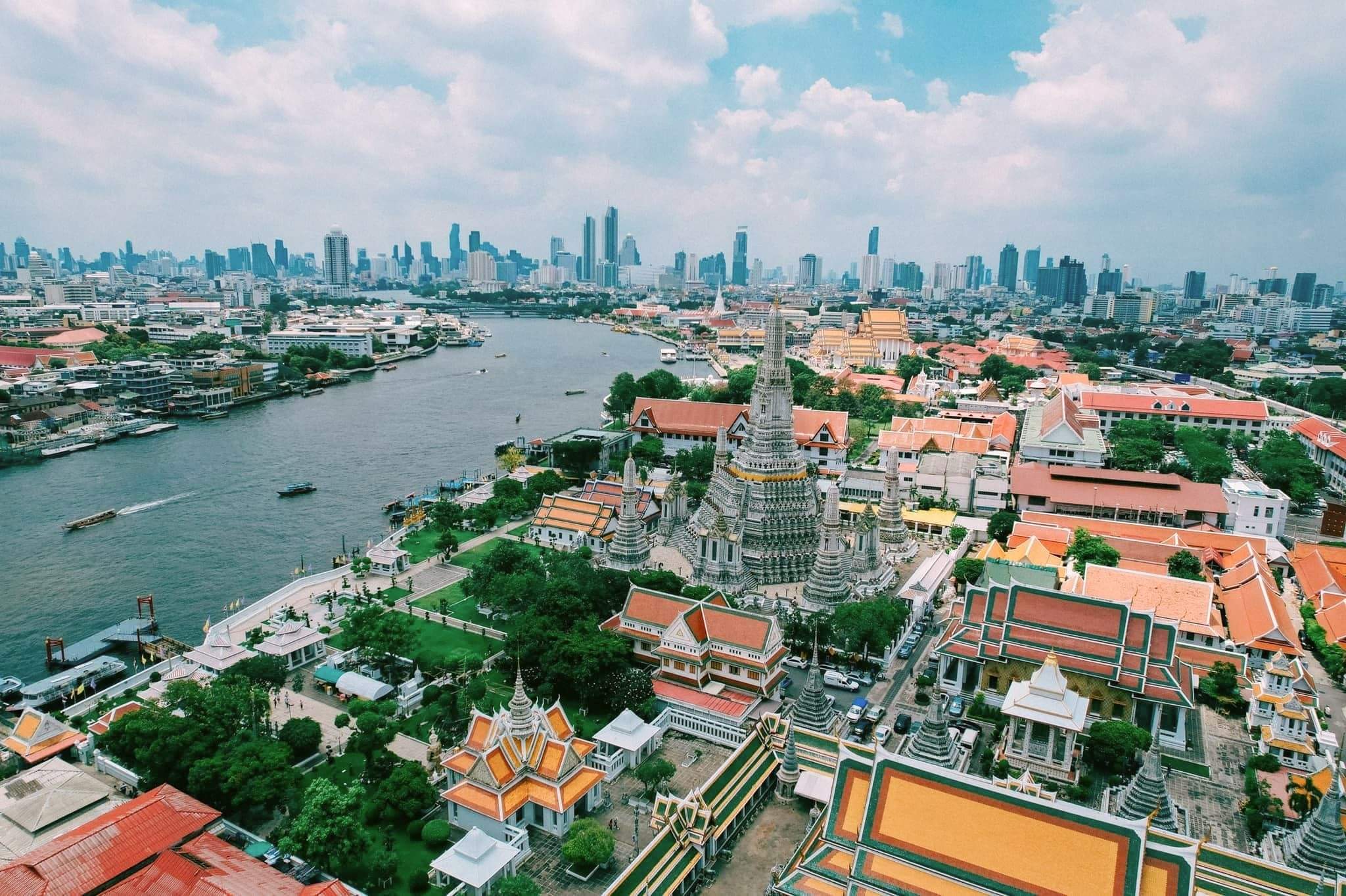 Hình ảnh nhìn từ trên xuống khu vực chùa Wat Arun