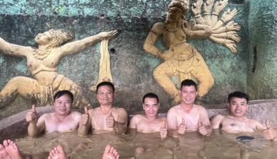 Du khách trải nghiệm tắm bùn tại Tháp Bà