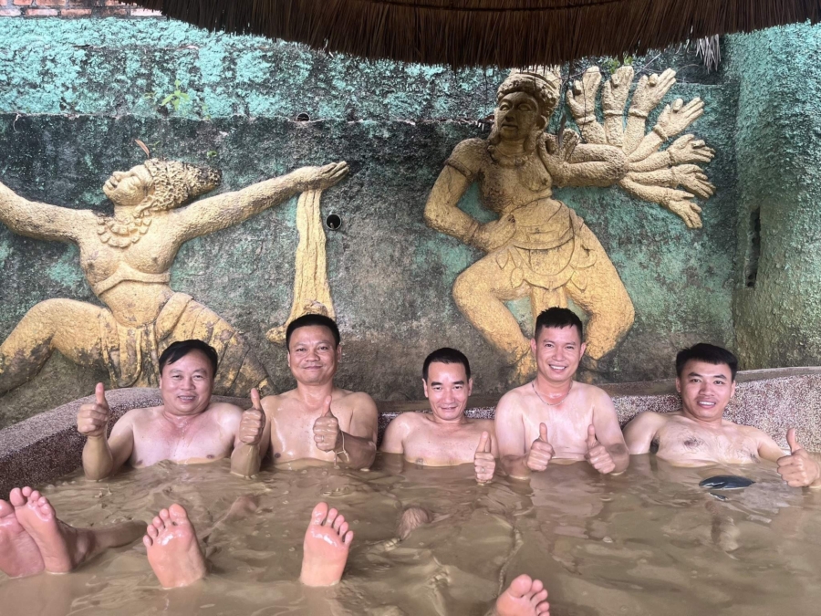 Du khách trải nghiệm tắm bùn tại Tháp Bà