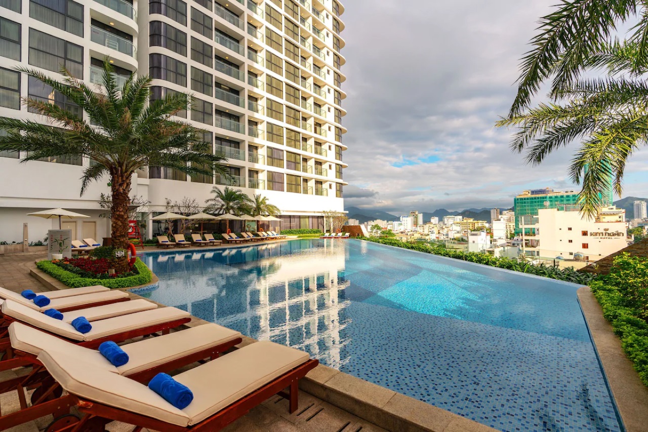 Hồ bơi khách sạn Meliá Vinpearl Nha Trang Empire