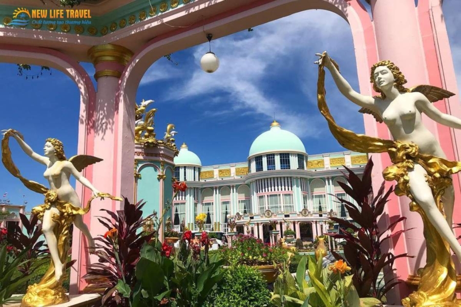 Lâu đài của vị tỷ phú Baan Sukhawadee