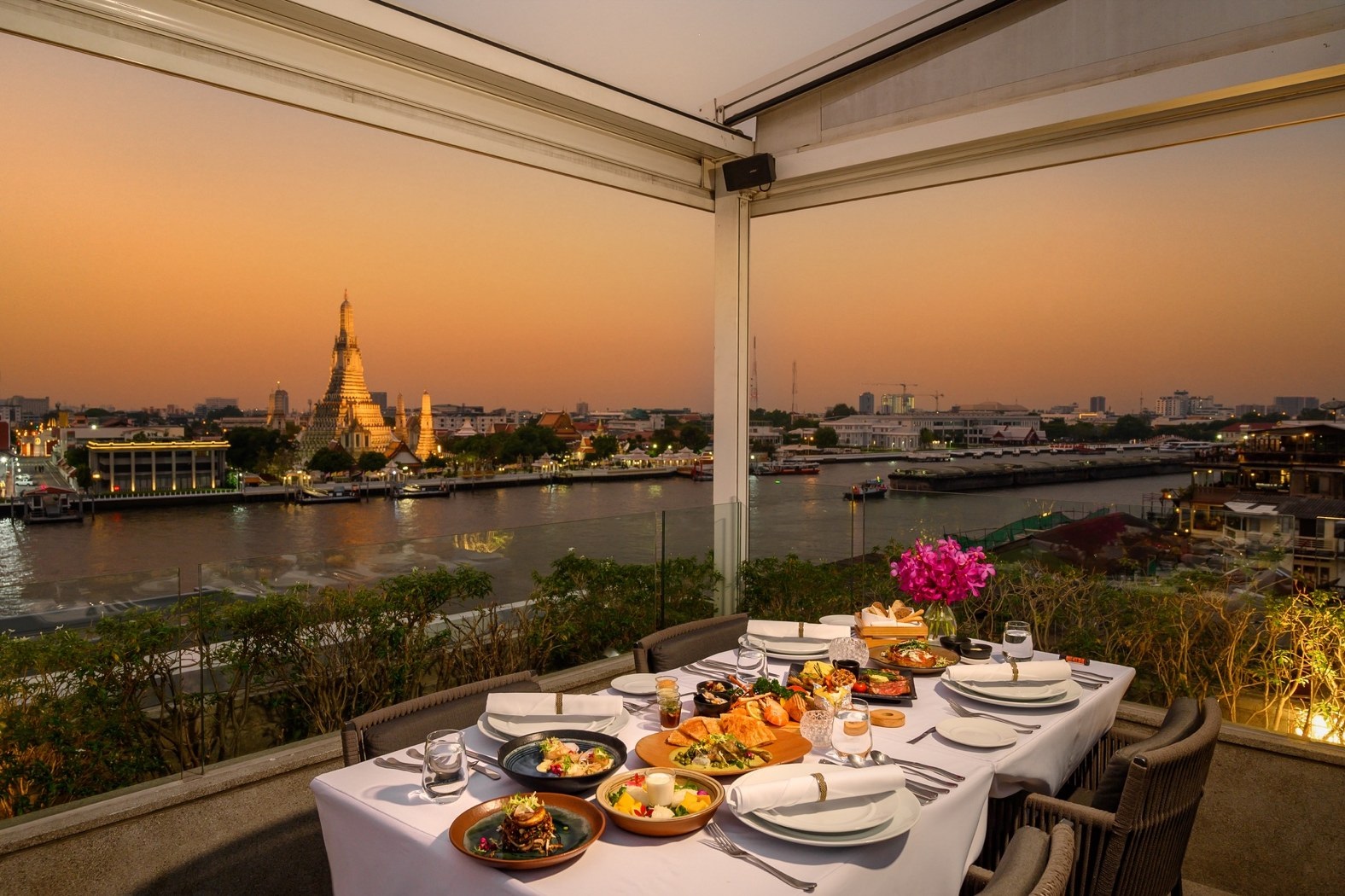 Khách sạn Riva Arun Bangkok đối diện chùa Wat Arun