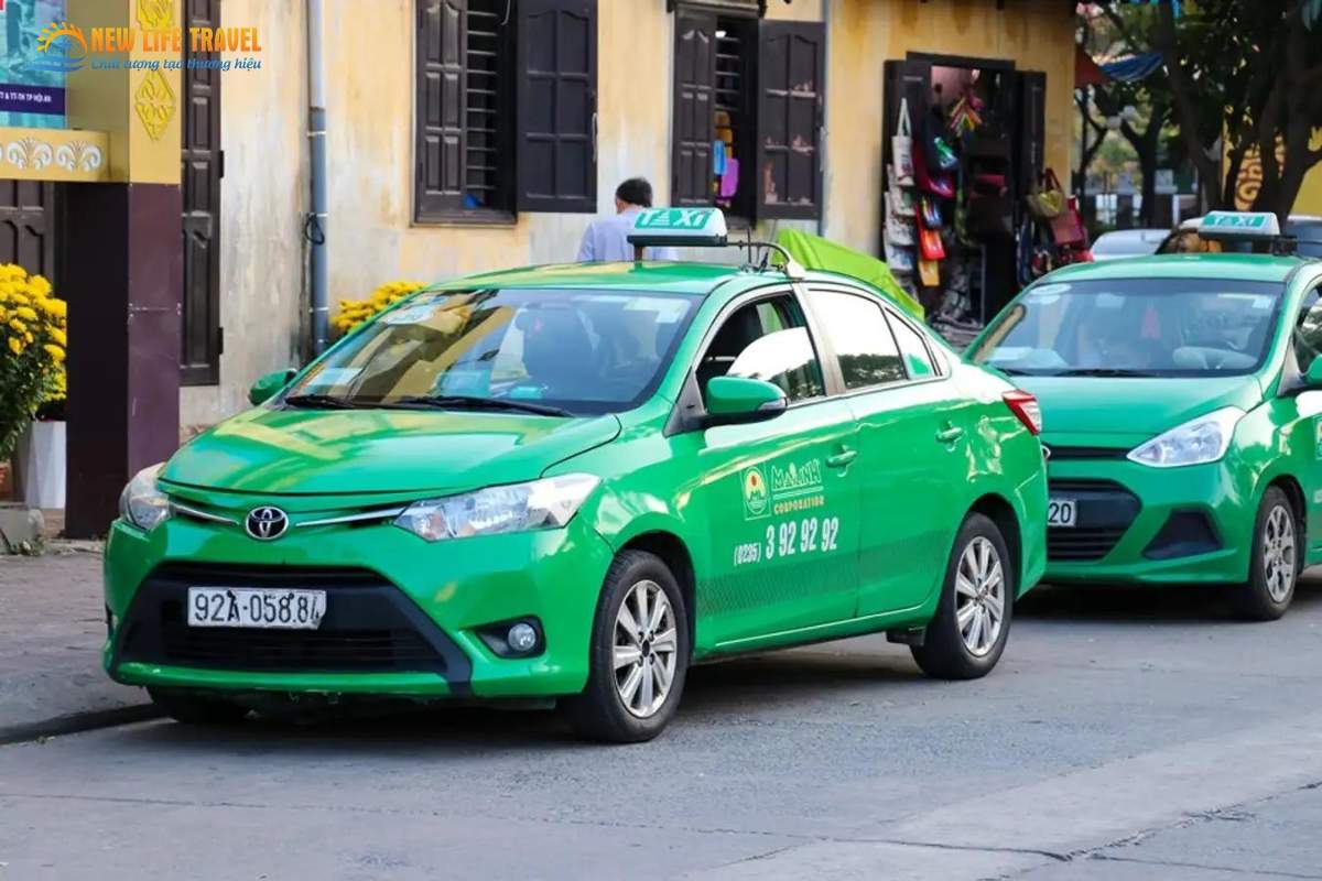 Sử dụng xe taxi để di chuyển