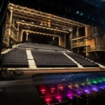 san-khau-khu-vuc-xem-show-roi-mo-tai-nha-hat-do