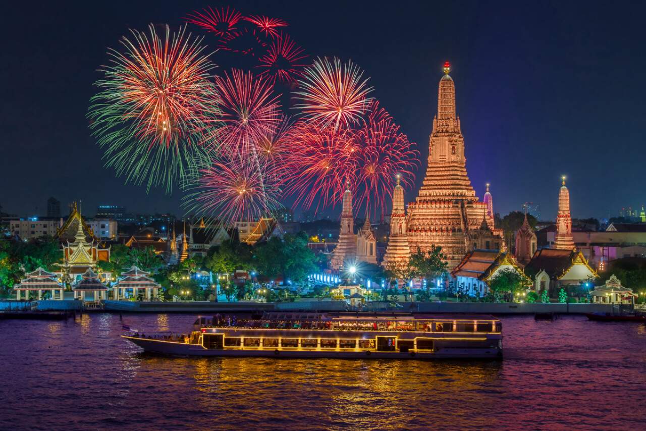 Chùa Wat Arun vào dịp tết âm lịch tại Thái Lan