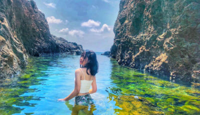 Du khách chụp ảnh check in tại Bãi Nhỏ - Gành Hang - Phú Quý