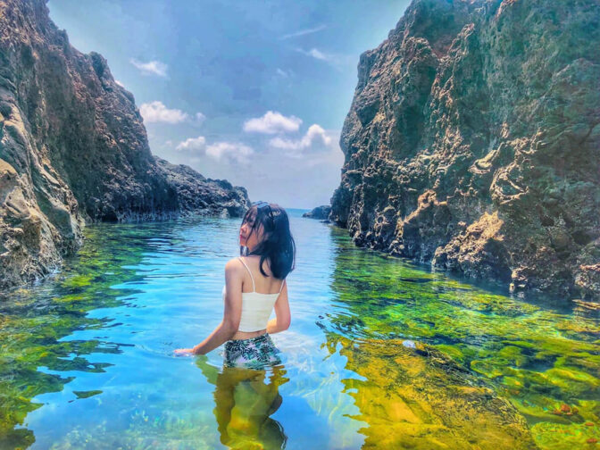 Du khách chụp ảnh check in tại Bãi Nhỏ - Gành Hang - Phú Quý