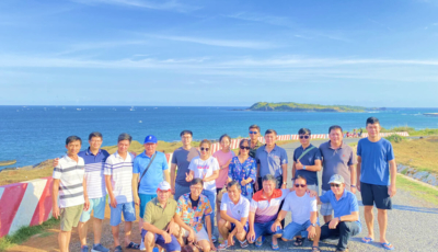 Du khách chụp ảnh check in tại Dốc Phượt - Khám phá đảo Phú Quý