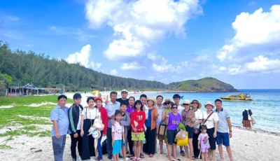 Du khách chụp ảnh check in tại Hòn Tranh Phú Quý