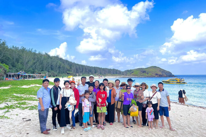 Du khách chụp ảnh check in tại Hòn Tranh Phú Quý