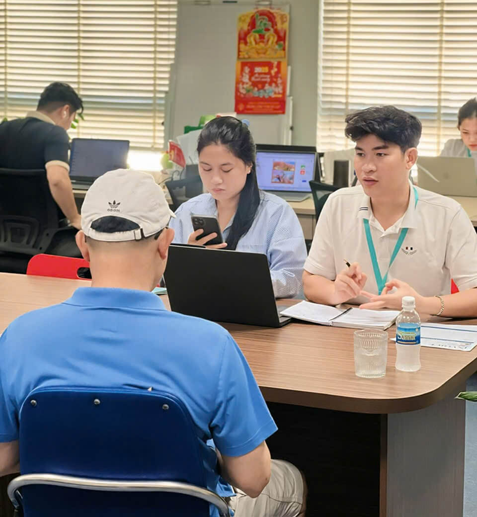 Hình ảnh Nguyễn Văn Tân tư vấn khách du lịch tại New Life Travel