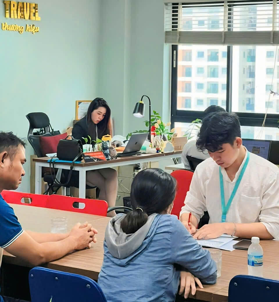 Hình ảnh Nguyễn Văn Tân tư vấn khách du lịch tại New Life Travel