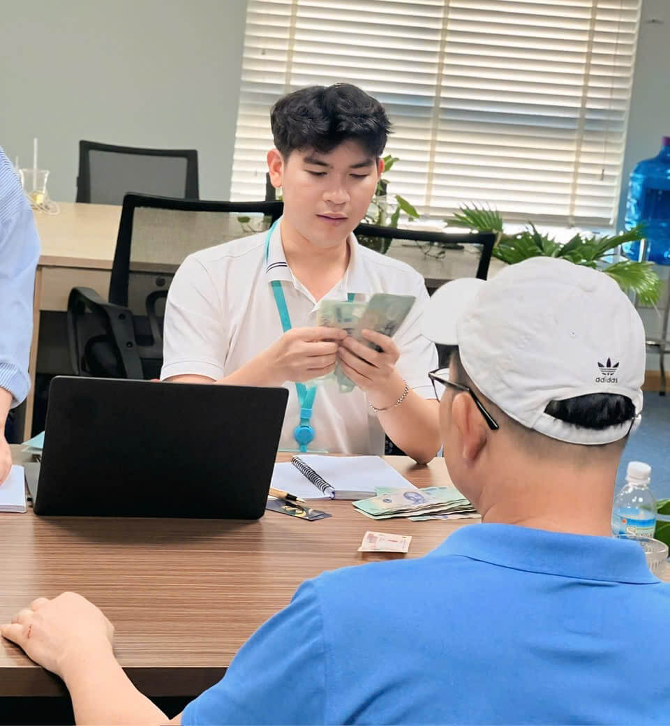 Hình ảnh Nguyễn Văn Tân tư vấn và chốt cọc cho du khách tại New Life Travel