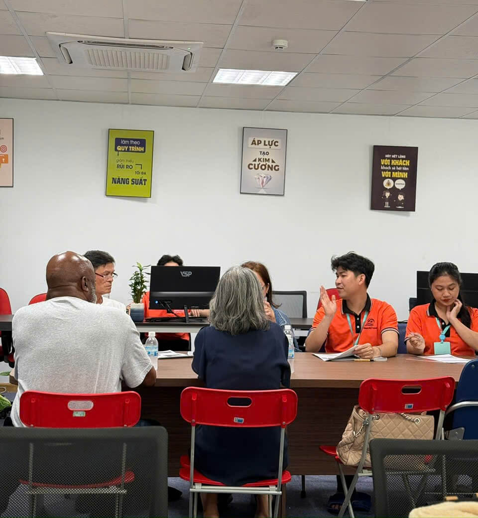 Hình ảnh Nguyễn Văn Tân tư vấn khách quốc tế tại New Life Travel