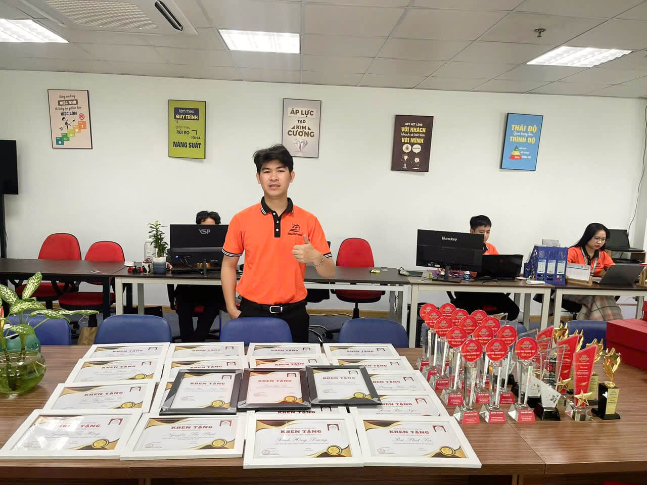 Hình ảnh Nguyễn Văn Tân chuẩn bị quà tặng cho: Doanh nghiệp Hạt Dưa Rang Củi Trường Đạt