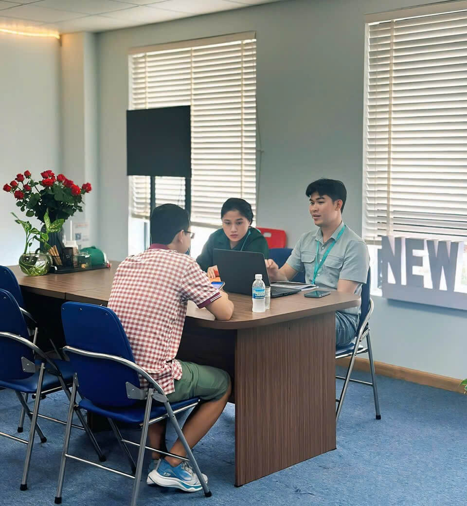 Hình ảnh Nguyễn Văn Tân tư vấn khách du lịch tại New Life Travel