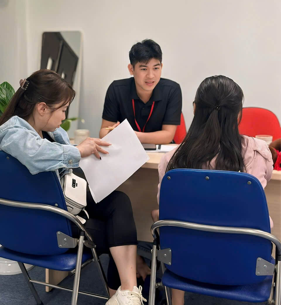 Hình ảnh Nguyễn Văn Tân tư vấn khách du lịch tại New Life Travel